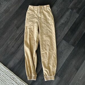 I am Gia tan Cargos size small